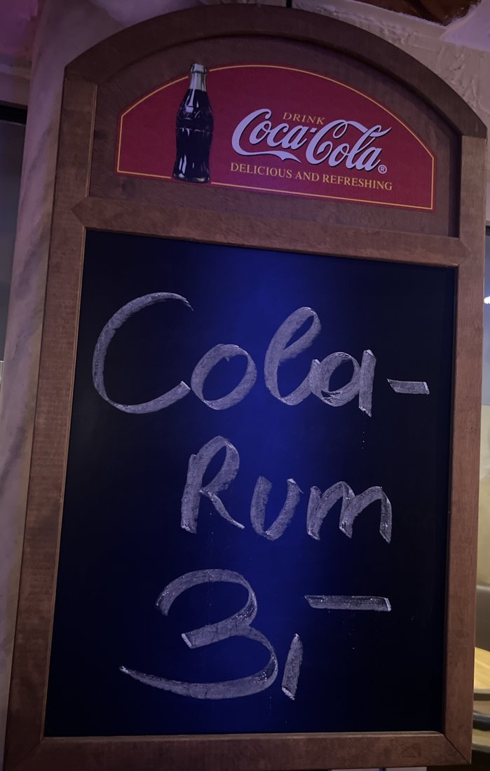 Kreidetafel im Strawanzer: Cola-Rum 3,–