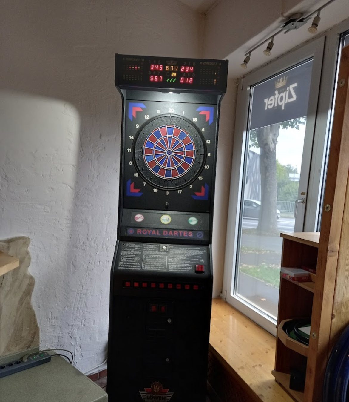 Elektronischer Dartautomat am Fenster