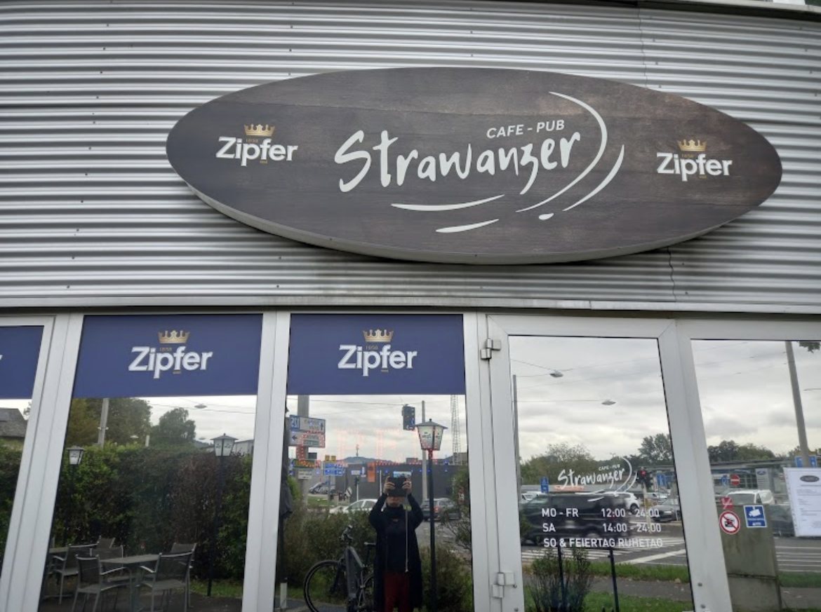 Eingang mit Strawanzer-Schild, Freistädter Straße 307