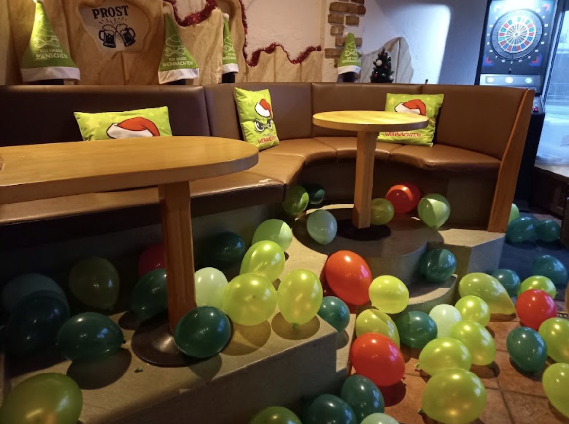 Sitzecke mit Luftballons und Weihnachtsdeko